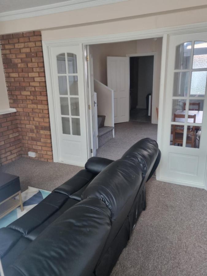 Cheerful 3-Bedroom House Brierley Hill Exteriör bild